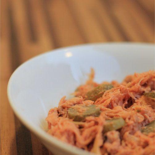 Een bord zuurkoolsalade met gerookte vis