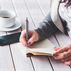 Het ultieme dieet schema waarmee je 2 kilo per week afvalt 12 Dieet schema met pen en papier en koffie