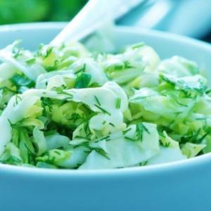 Witte kool salade in een kom