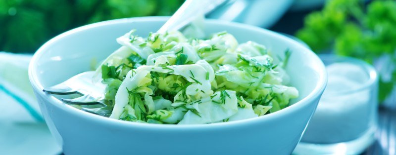 Witte kool salade in een kom